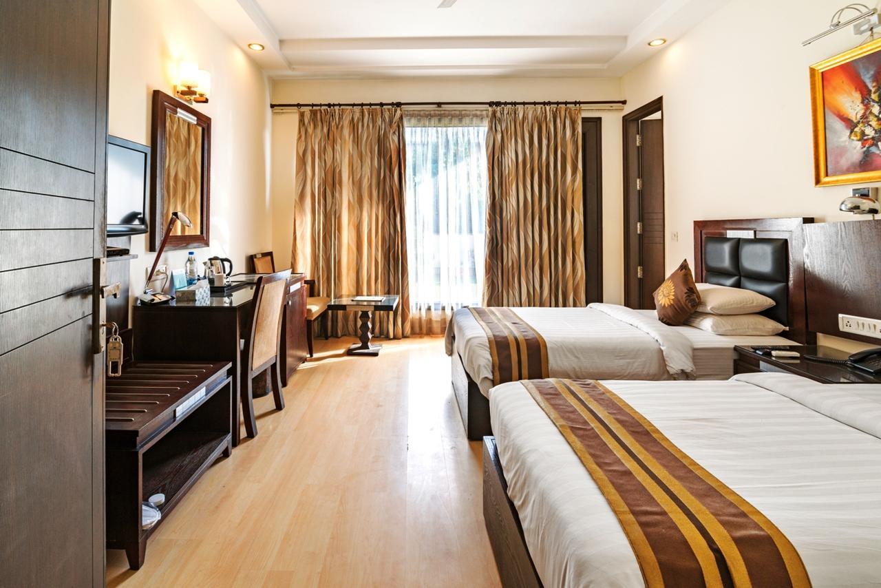 Royal Residence Mg Road 古尔冈 外观 照片