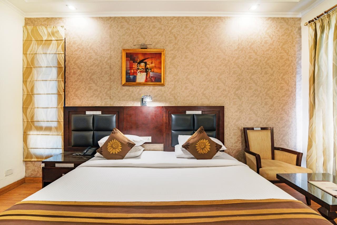 Royal Residence Mg Road 古尔冈 外观 照片